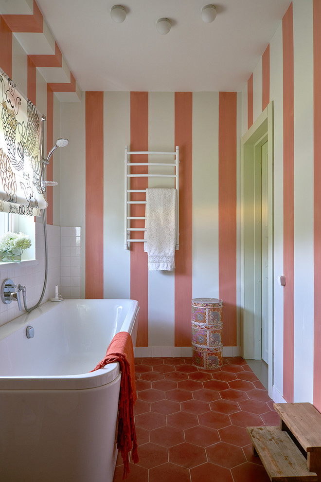 Klassisches Badezimmer En Suite mit freistehender Badewanne, Duschbadewanne, weißen Fliesen und rosa Boden in Moskau