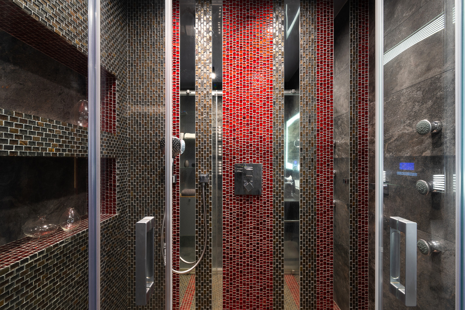 Разные полюса.