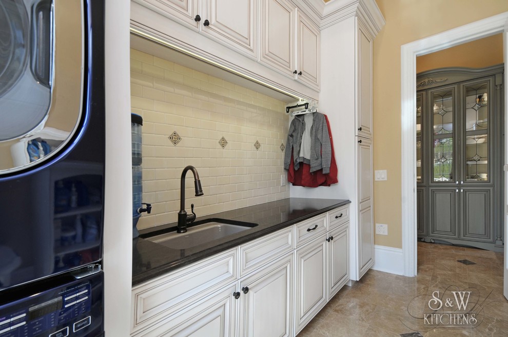 Inspiration for a traditional laundry room in Tampa.