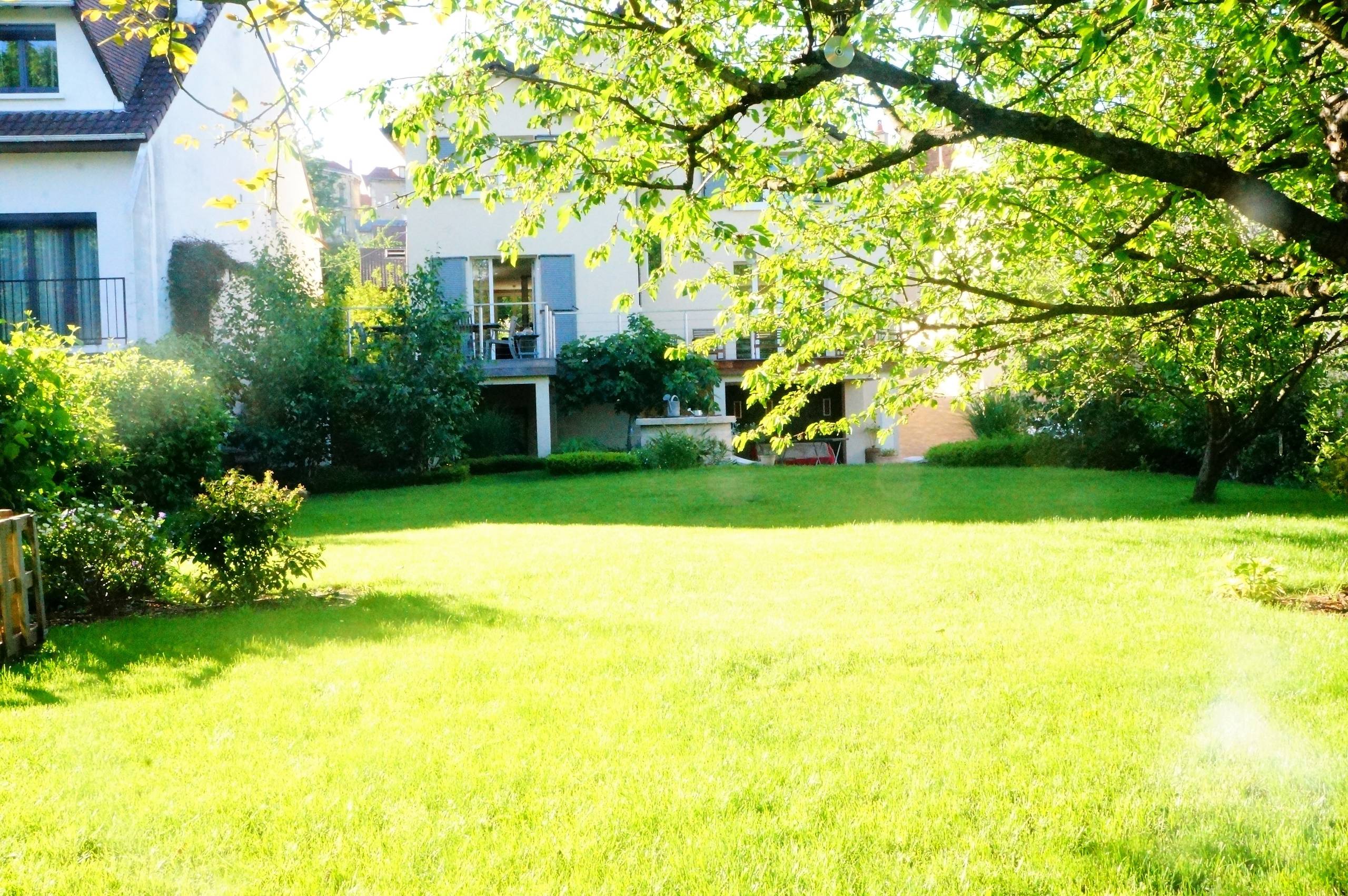 Vue depuis le fond du jardin - un point de vue agréable, pour profiter de la mai