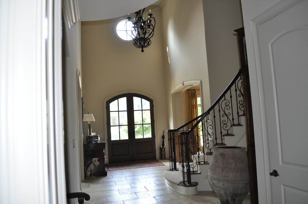 Example of a transitional entryway design in Raleigh
