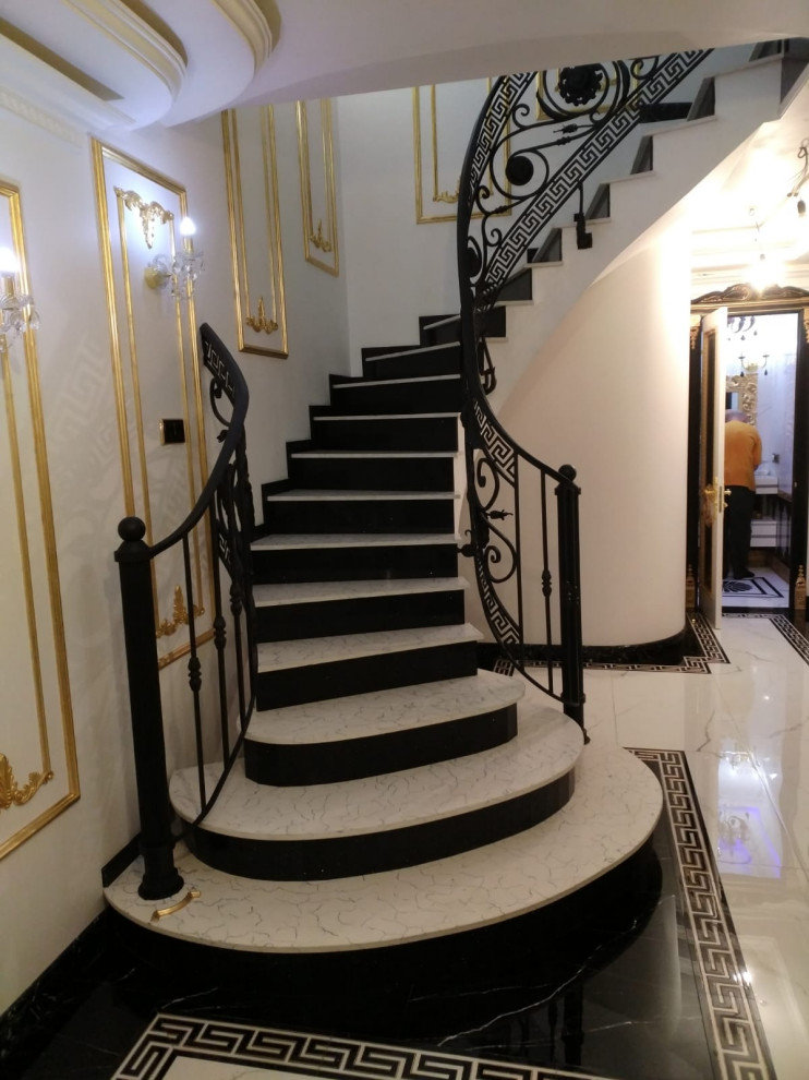 Радиусное перильное ограждение внутри дома