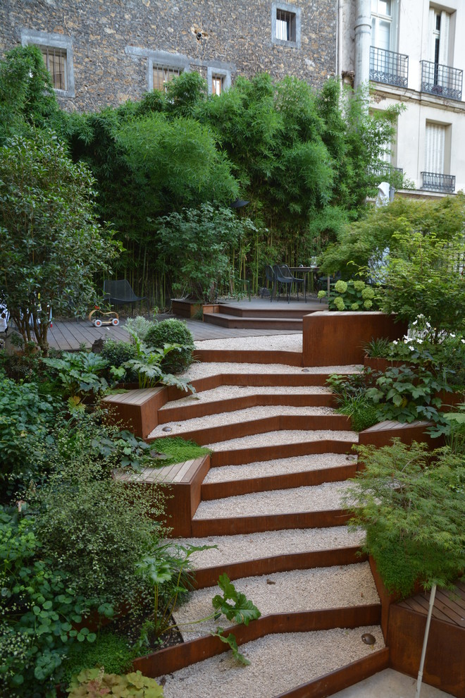 Design ideas for a mid-sized contemporary garden in Paris.