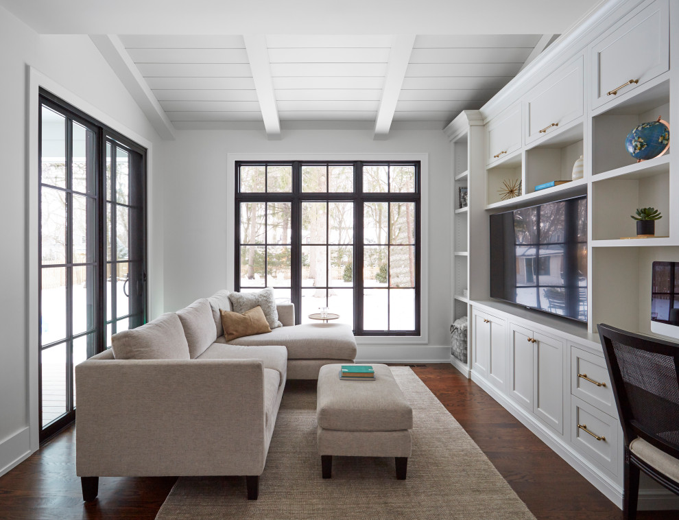 Kleines, Offenes Landhausstil Schmales Wohnzimmer mit weißer Wandfarbe, braunem Holzboden, Multimediawand, braunem Boden und Holzdielendecke in Chicago