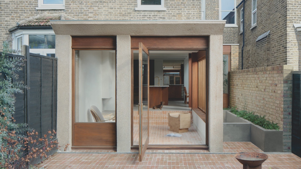Идея дизайна: одноэтажный, коричневый таунхаус среднего размера в стиле модернизм с облицовкой из бетона и плоской крышей