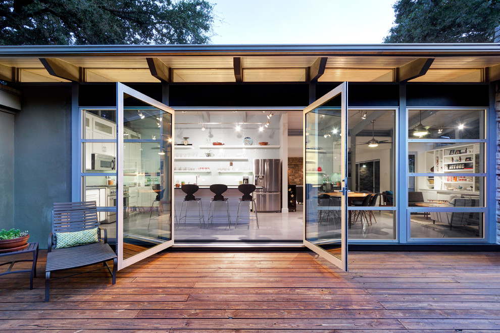 Photo of a transitional backyard deck in Austin.