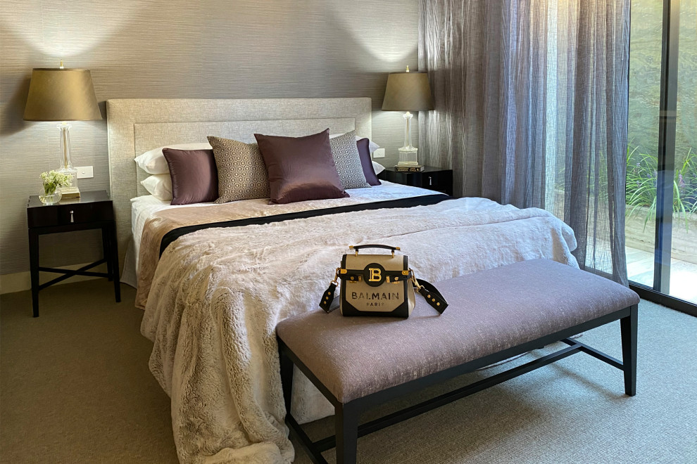 Diseño de dormitorio principal bohemio grande con paredes beige, moqueta, suelo marrón, bandeja y papel pintado