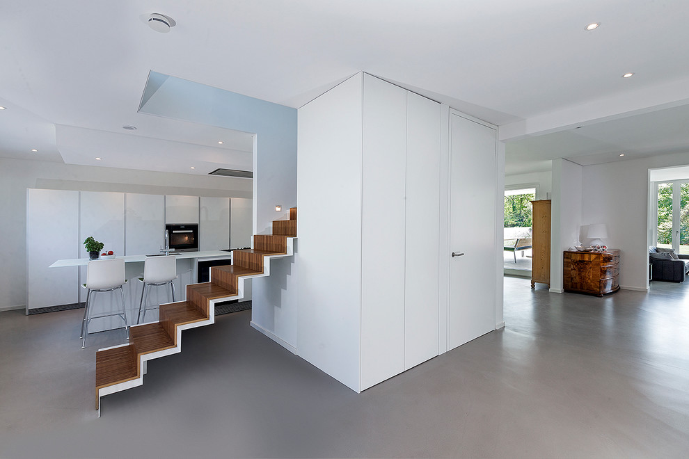 Gerade, Mittelgroße Moderne Holztreppe mit Holz-Setzstufen in Berlin