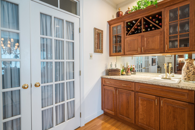 A wet bar for a tiny space clasico-bar-en-casa