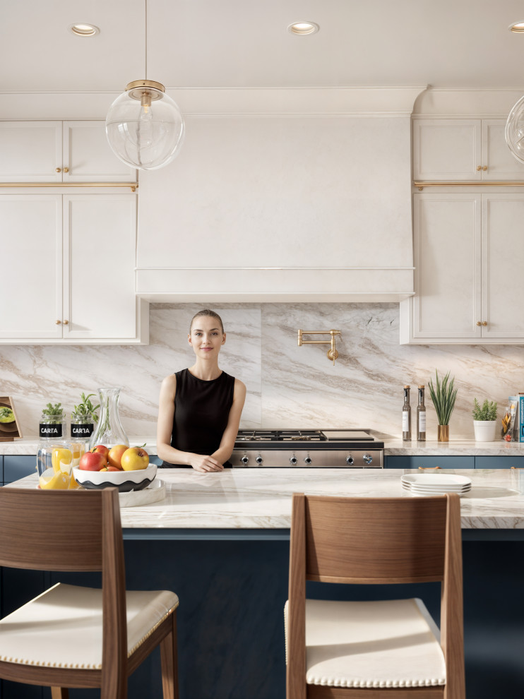 Foto di un cucina con isola centrale classico di medie dimensioni con ante bianche, top in marmo, paraspruzzi beige, paraspruzzi in marmo, parquet scuro e top beige