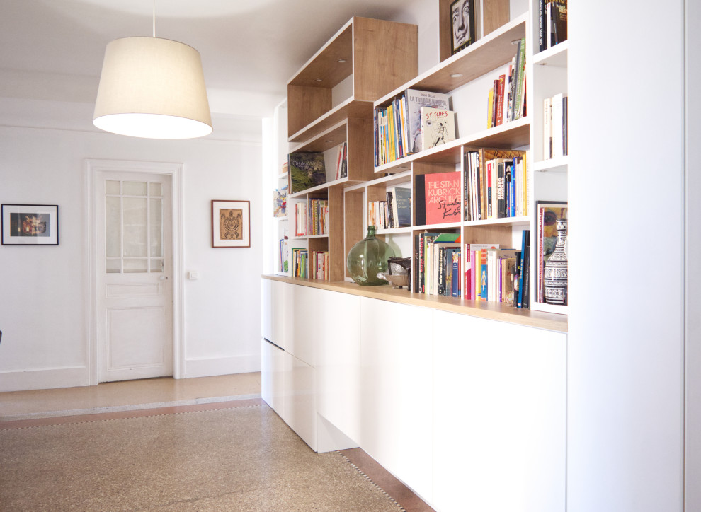 Ejemplo de hall minimalista grande con paredes blancas, suelo de terrazo y suelo beige