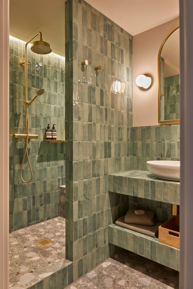 Inredning av ett modernt litet grön grönt badrum med dusch, med en öppen dusch, en vägghängd toalettstol, grön kakel, keramikplattor, gröna väggar, klinkergolv i keramik, kaklad bänkskiva, grått golv och med dusch som är öppen