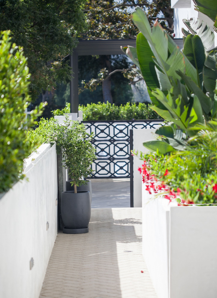 Großes, Zweistöckiges Mediterranes Einfamilienhaus mit Putzfassade, weißer Fassadenfarbe, Satteldach, Schindeldach, rotem Dach und Schindeln in Los Angeles