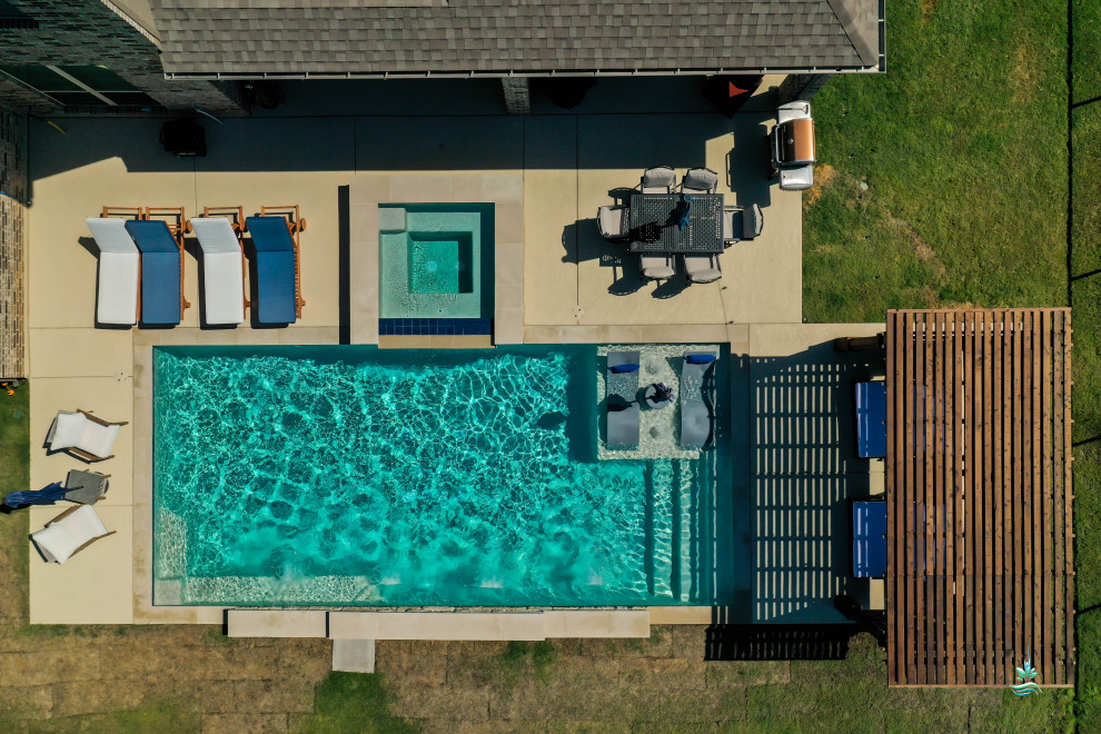 Свежая идея для дизайна: прямоугольный бассейн среднего размера на заднем дворе в стиле рустика с джакузи и настилом - отличное фото интерьера