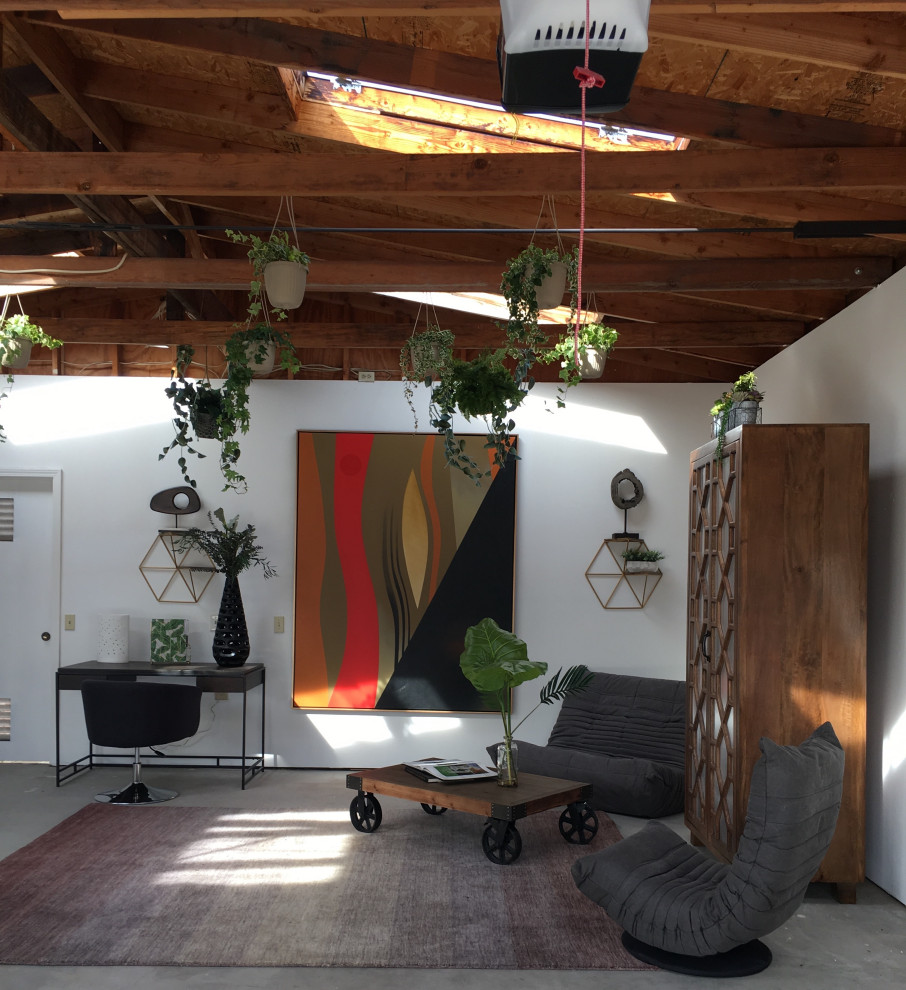 Kleines, Offenes Retro Wohnzimmer mit weißer Wandfarbe, Betonboden, grauem Boden und Holzdecke in San Francisco