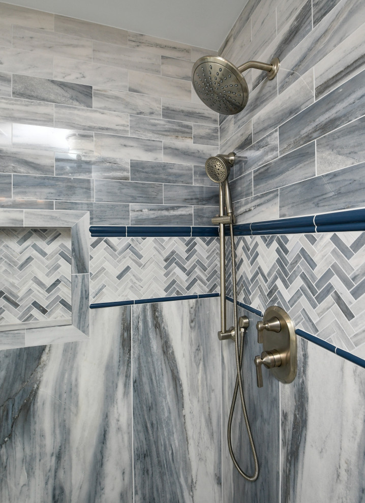 Inspiration pour un sauna de taille moyenne avec des portes de placard bleues, un combiné douche/baignoire, un lavabo intégré, un plan de toilette en marbre, un banc de douche, meuble double vasque et meuble-lavabo encastré.