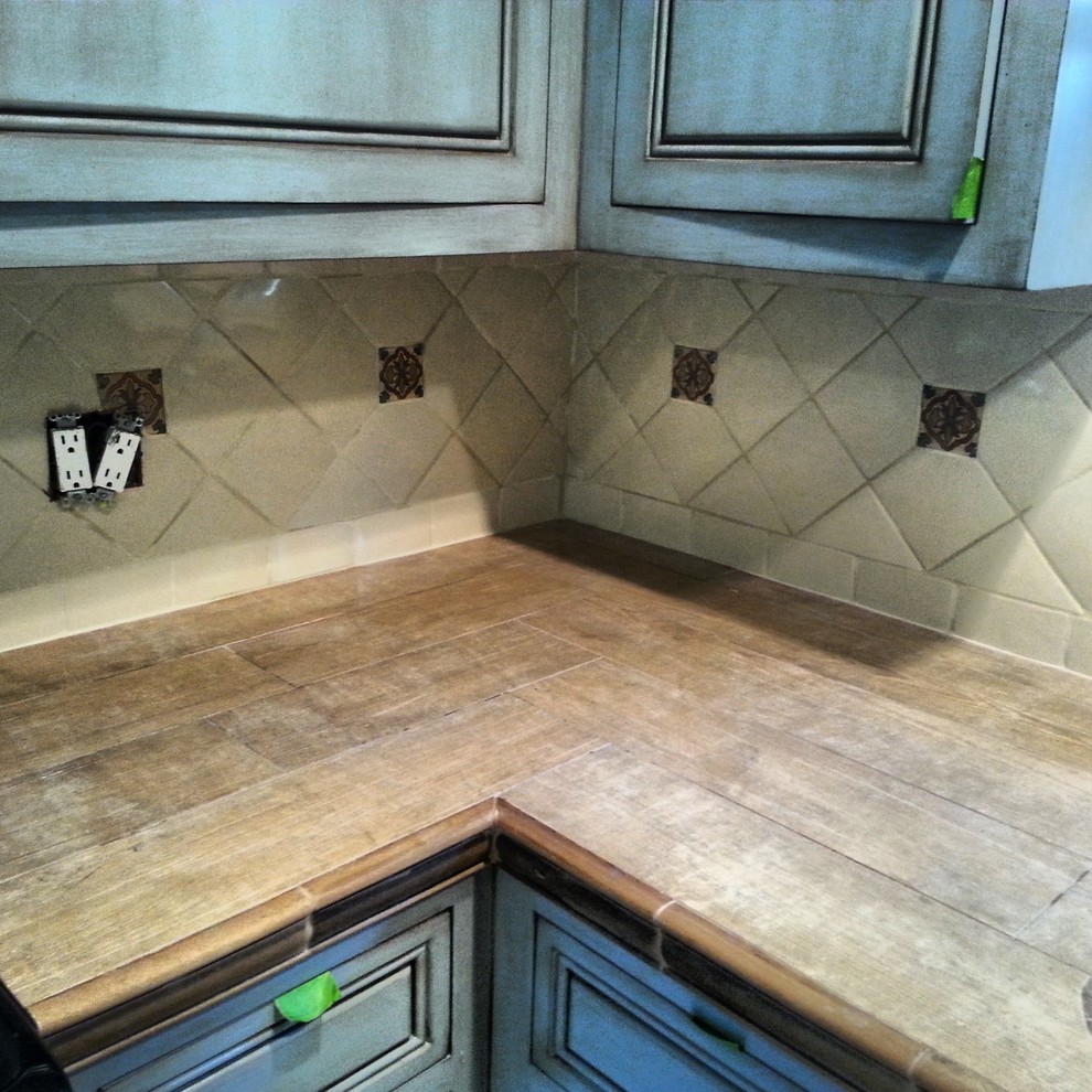 Kitchen - rustic kitchen idea in Orange County