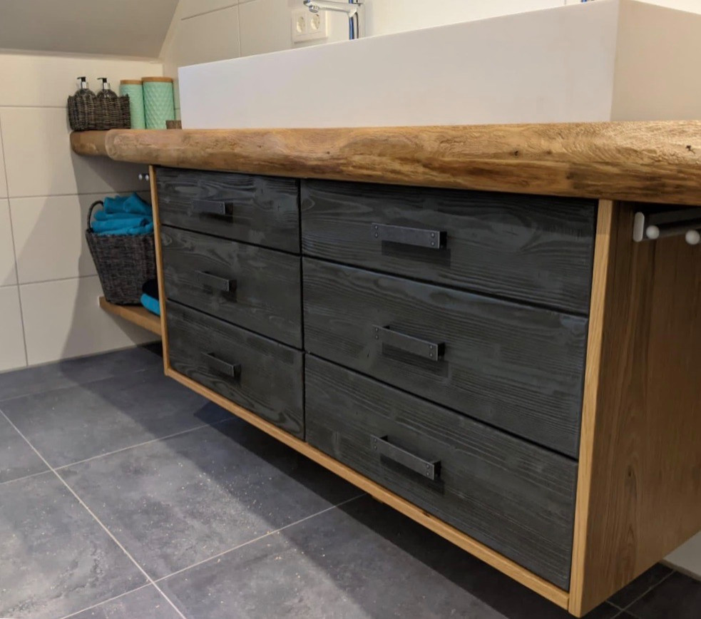 Eklektisches Badezimmer mit weißen Fliesen, Waschtisch aus Holz, brauner Waschtischplatte, Einzelwaschbecken und schwebendem Waschtisch in Hamburg