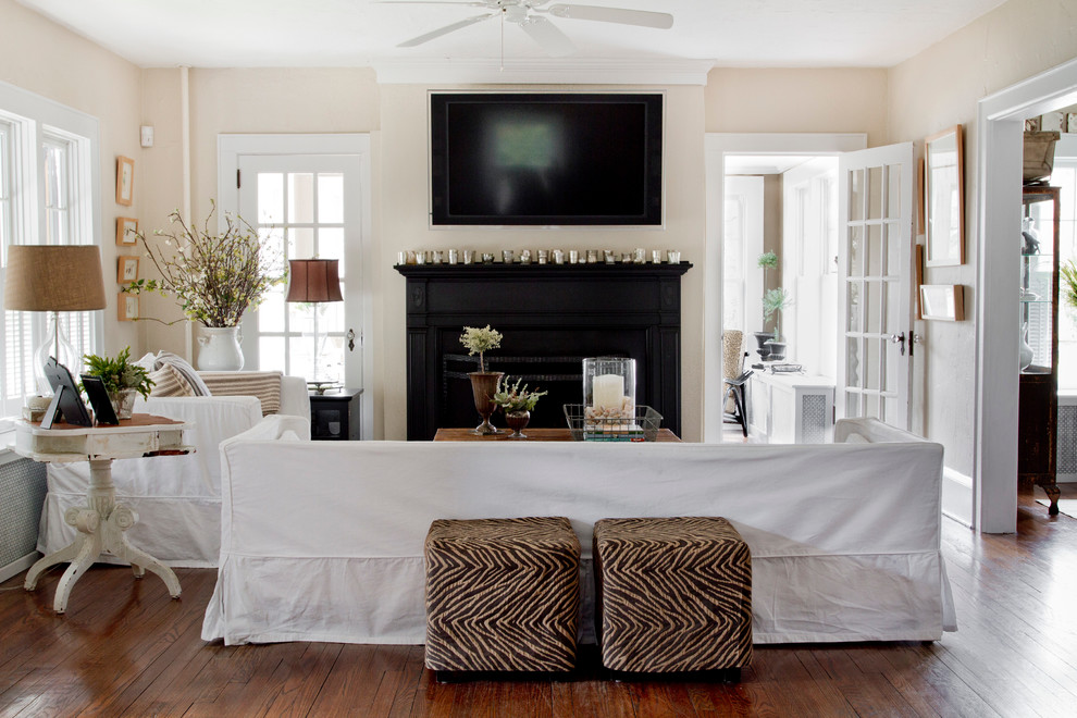 Example of an eclectic living room design in New York