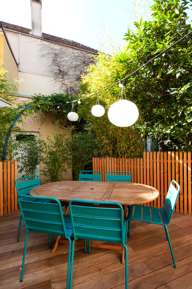 Mid-sized transitional side yard deck in Paris with no cover.