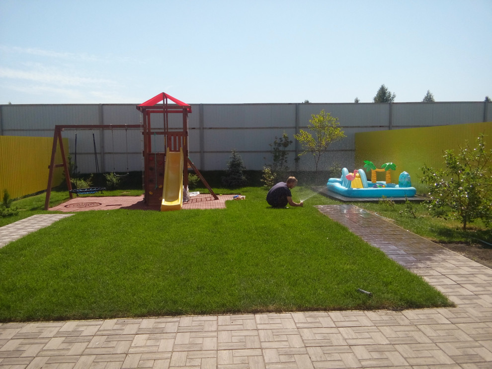 Минималистичный сад при таунхаусе