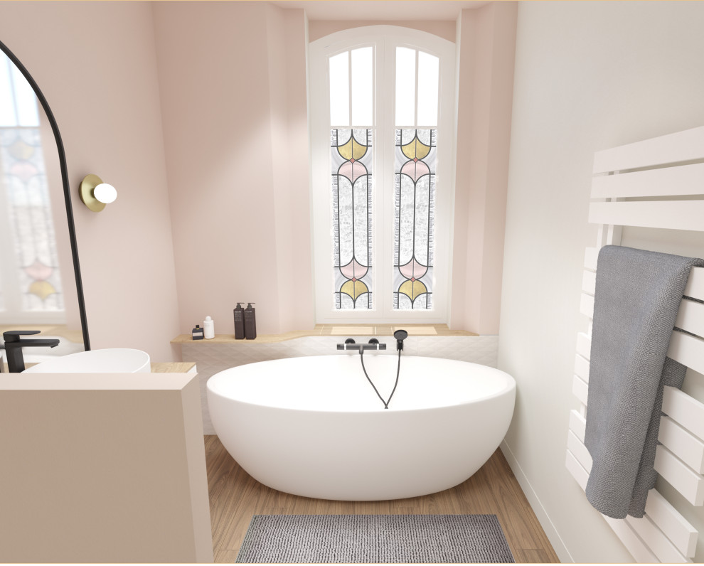Inspiration pour une salle de bain principale et grise et rose bohème de taille moyenne avec une baignoire indépendante, WC suspendus, un carrelage blanc, des carreaux de céramique, un mur rose, un sol en bois brun, une vasque, un plan de toilette en bois, une fenêtre et meuble simple vasque.