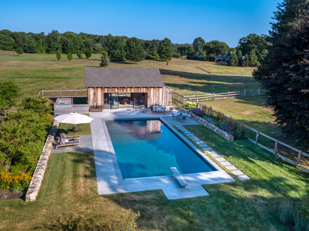 Idee per una grande piscina country dietro casa con pavimentazioni in pietra naturale