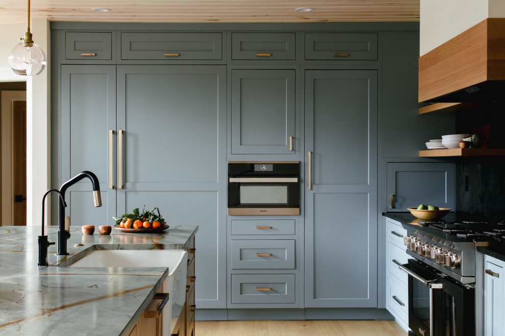 Idéer för att renovera ett stort rustikt grå grått kök, med en rustik diskho, skåp i shakerstil, blå skåp, ljust trägolv och en köksö