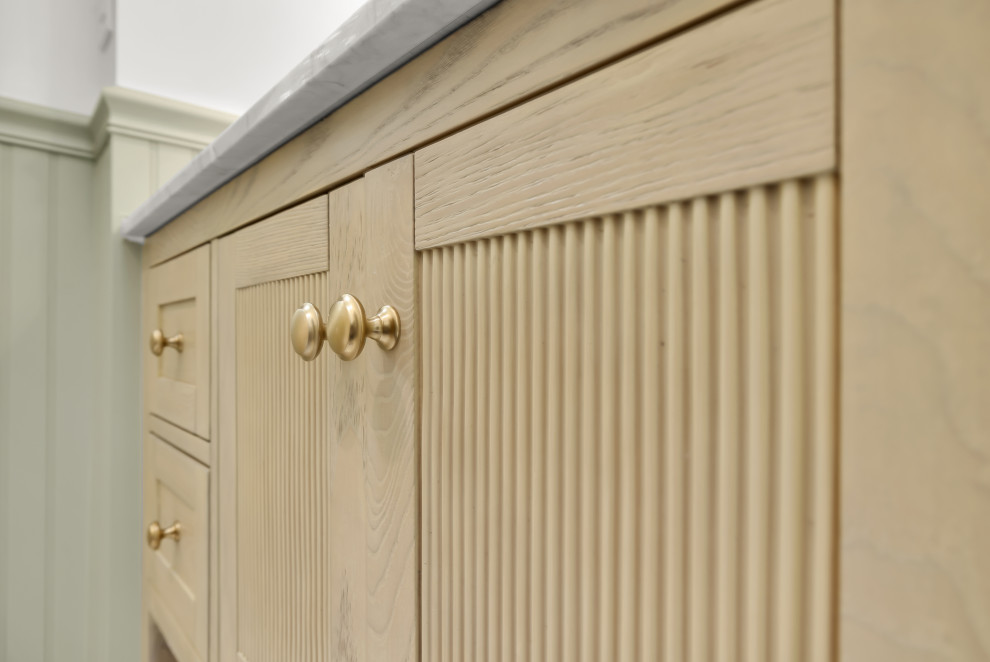 Inspiration for a transitional home design remodel in Richmond