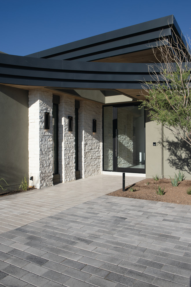 Moderne Haustür mit weißer Wandfarbe, Einzeltür, Haustür aus Glas und Ziegelwänden in Phoenix