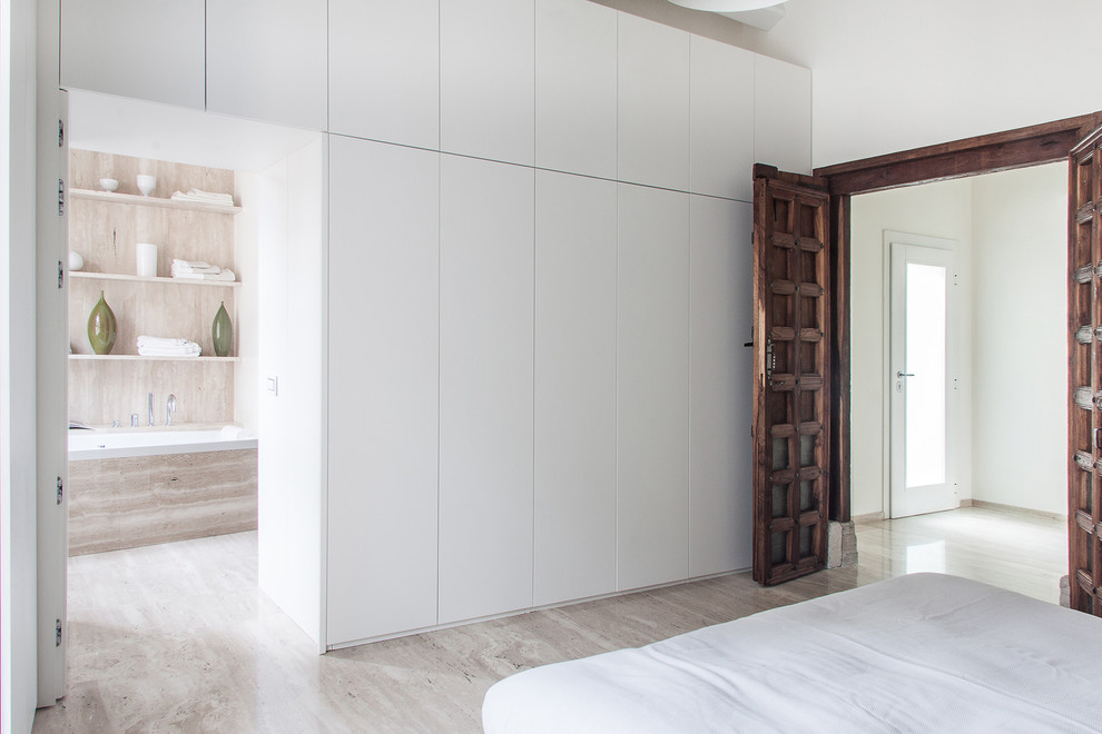 Inspiration for a modern bedroom in Cagliari.