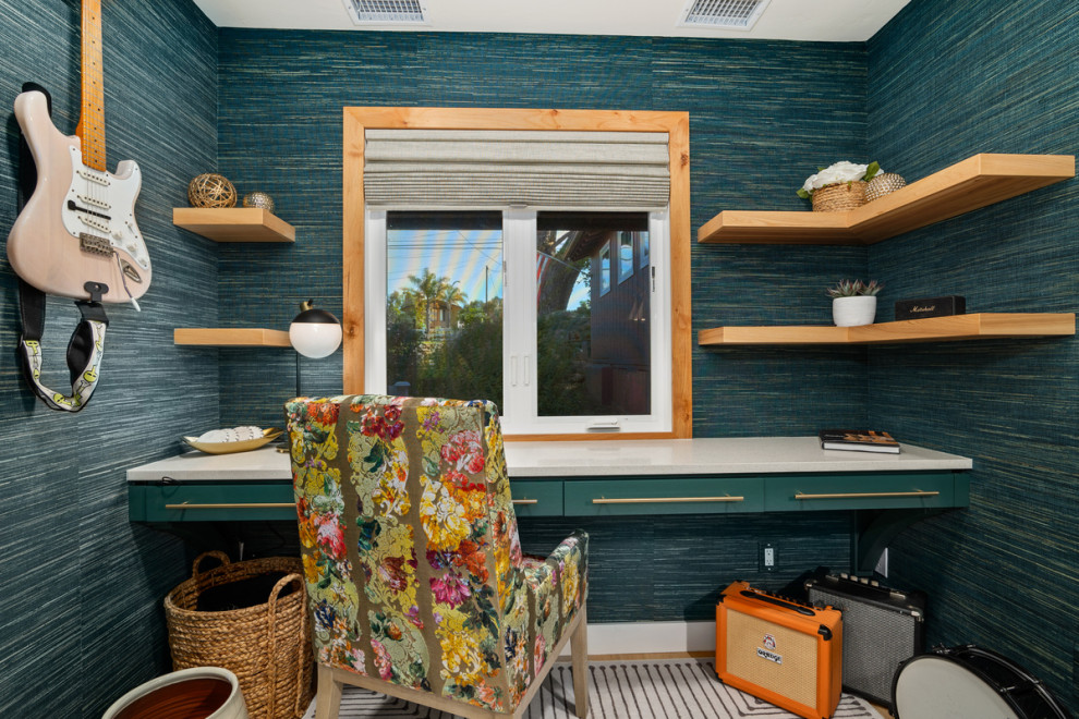 Kleines Maritimes Arbeitszimmer mit Studio, grüner Wandfarbe, hellem Holzboden, Einbau-Schreibtisch und Tapetenwänden in San Diego