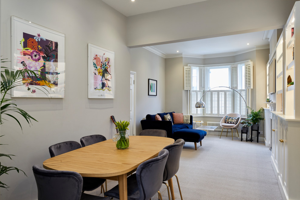 Mittelgroßes Modernes Wohnzimmer mit weißer Wandfarbe, Teppichboden, Kamin, gefliester Kaminumrandung, TV-Wand und grauem Boden in London
