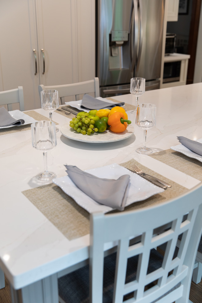 Example of a transitional dining room design in Toronto