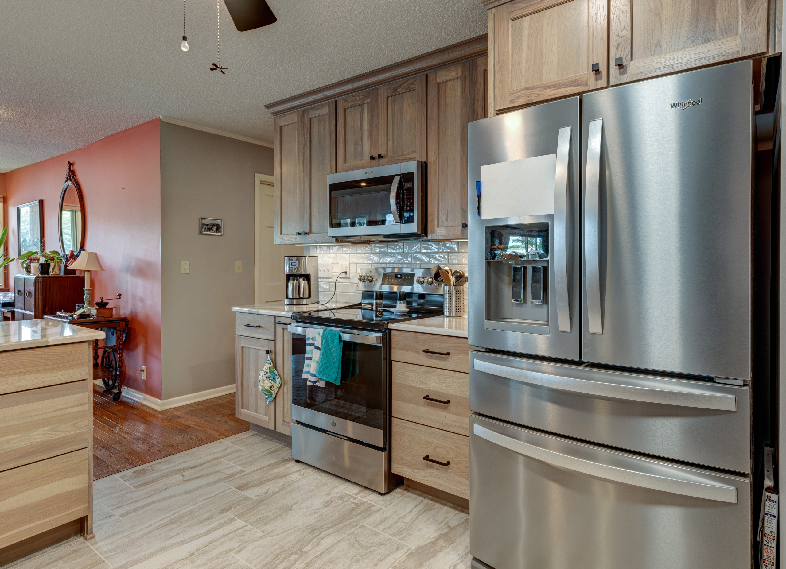 137 Meadowview Drive - Kitchen / Floor