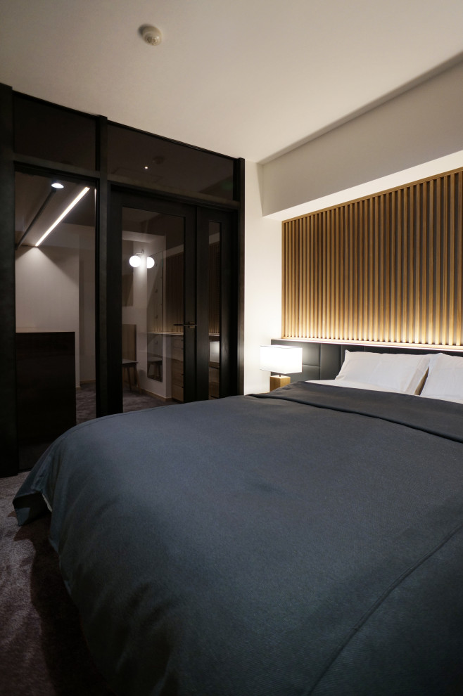 Идея дизайна: хозяйская спальня: освещение в скандинавском стиле с белыми стенами, ковровым покрытием, серым полом, потолком с обоями и деревянными стенами без камина