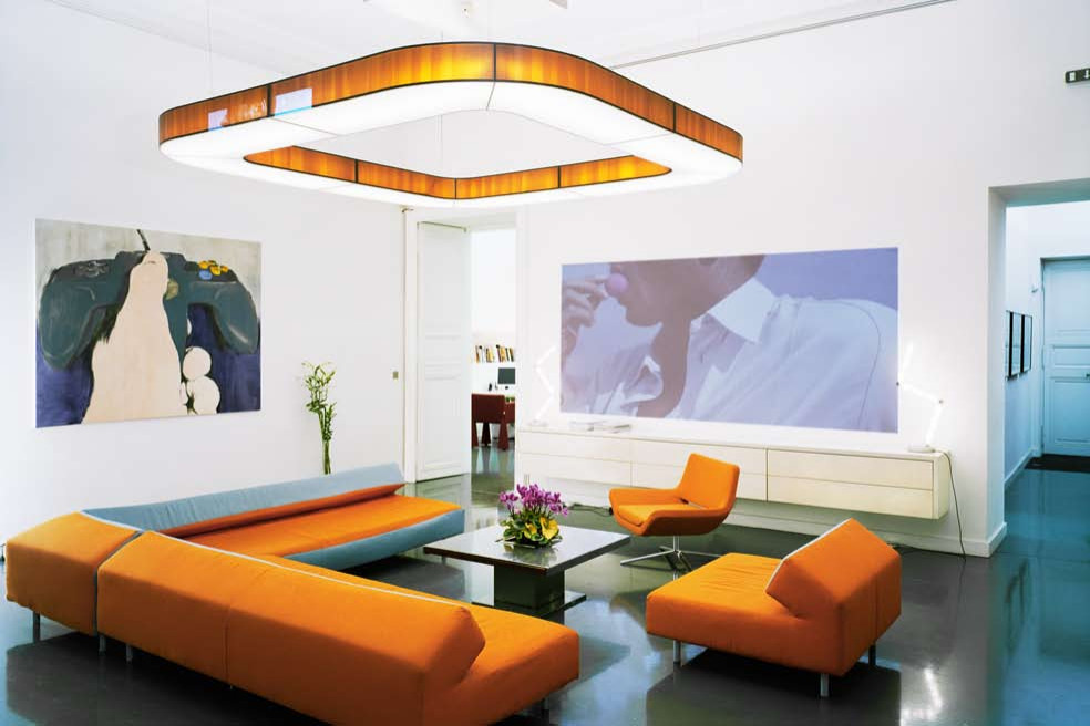 Ispirazione per un ampio soggiorno tradizionale aperto con pareti bianche, pavimento in cemento e pavimento grigio