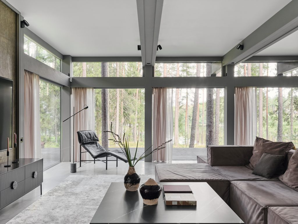 Дом в лесу у озера