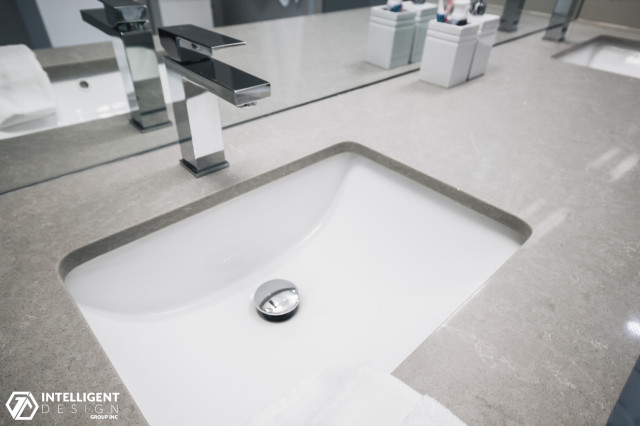 Rianda contemporary-bathroom
