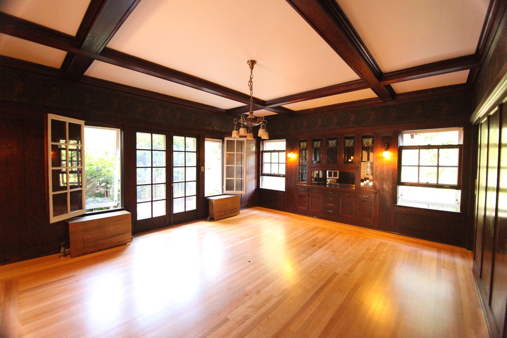 This is an example of an arts and crafts dining room in Portland.