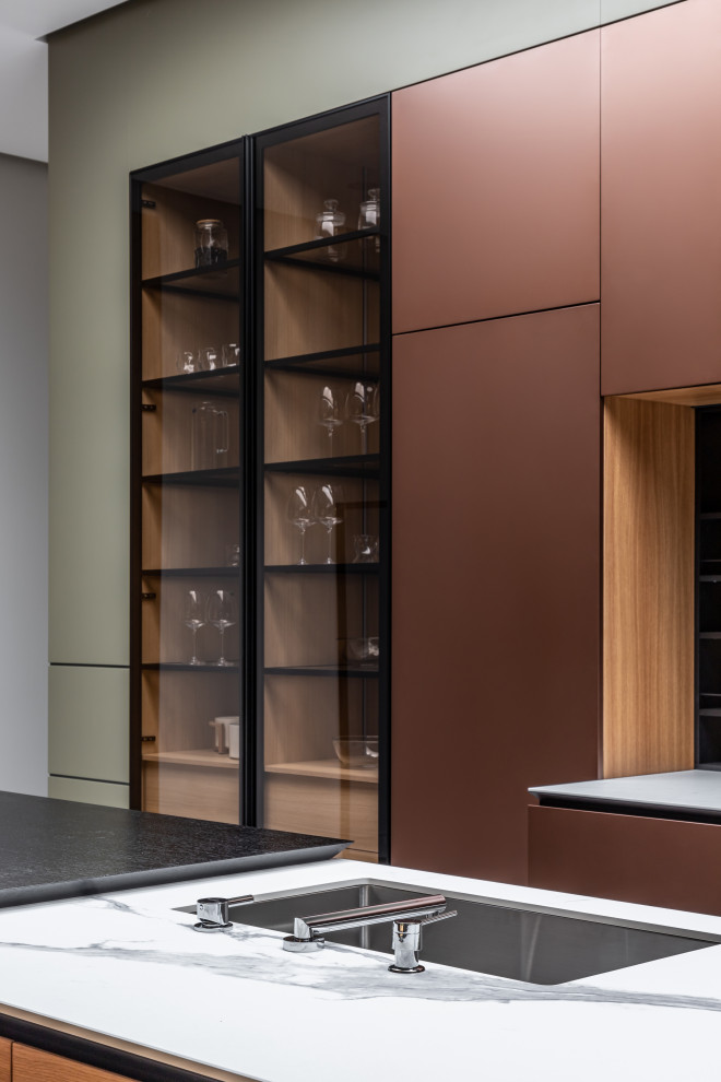 Кухня с медными фасадами