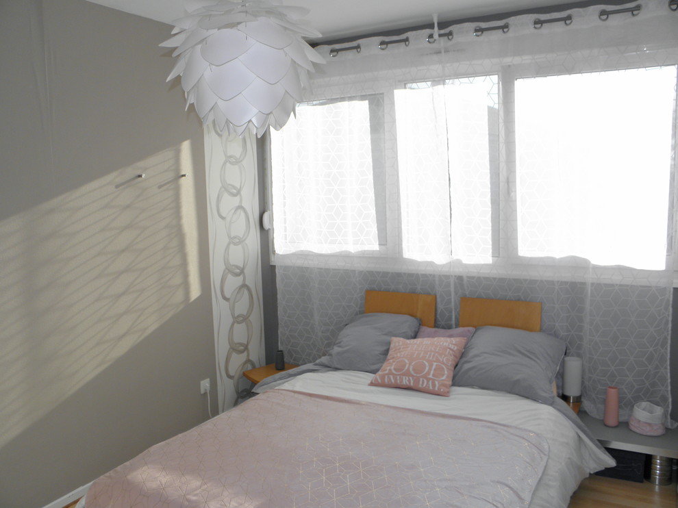Aménagement d'une chambre parentale scandinave de taille moyenne avec un mur beige, parquet clair et un sol beige.