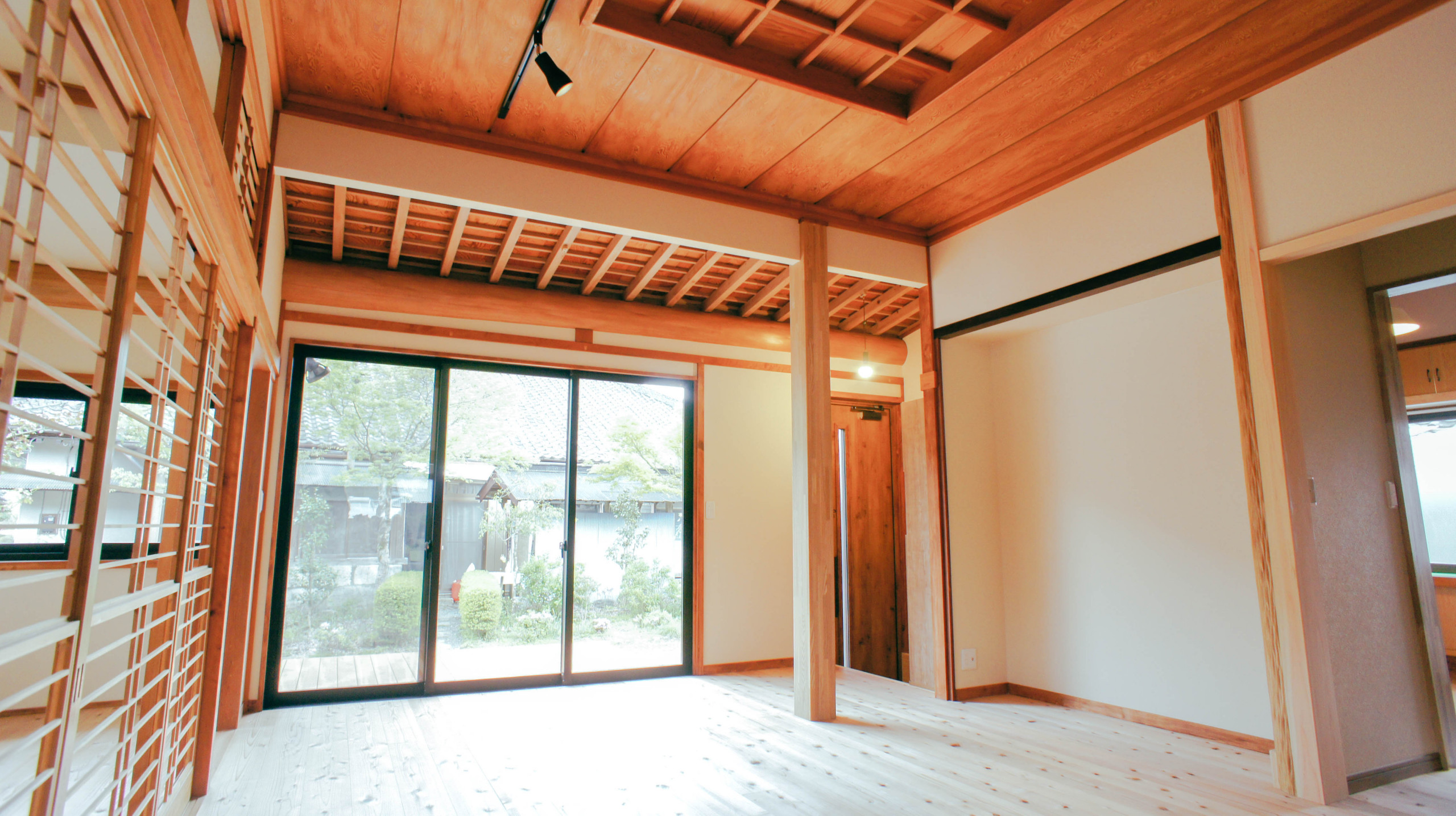 温かみあふれる杉の床板と貫禄のある格天井