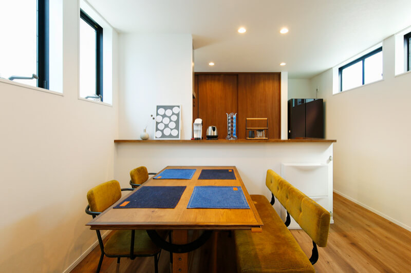 Источник вдохновения для домашнего уюта: маленькая кухня-столовая в стиле модернизм с белыми стенами, светлым паркетным полом, бежевым полом, потолком с обоями и обоями на стенах без камина для на участке и в саду