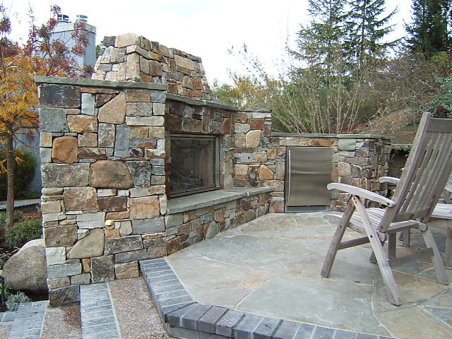 Design ideas for a mid-sized traditional backyard patio in San Francisco with a fire feature, natural stone pavers and no cover.