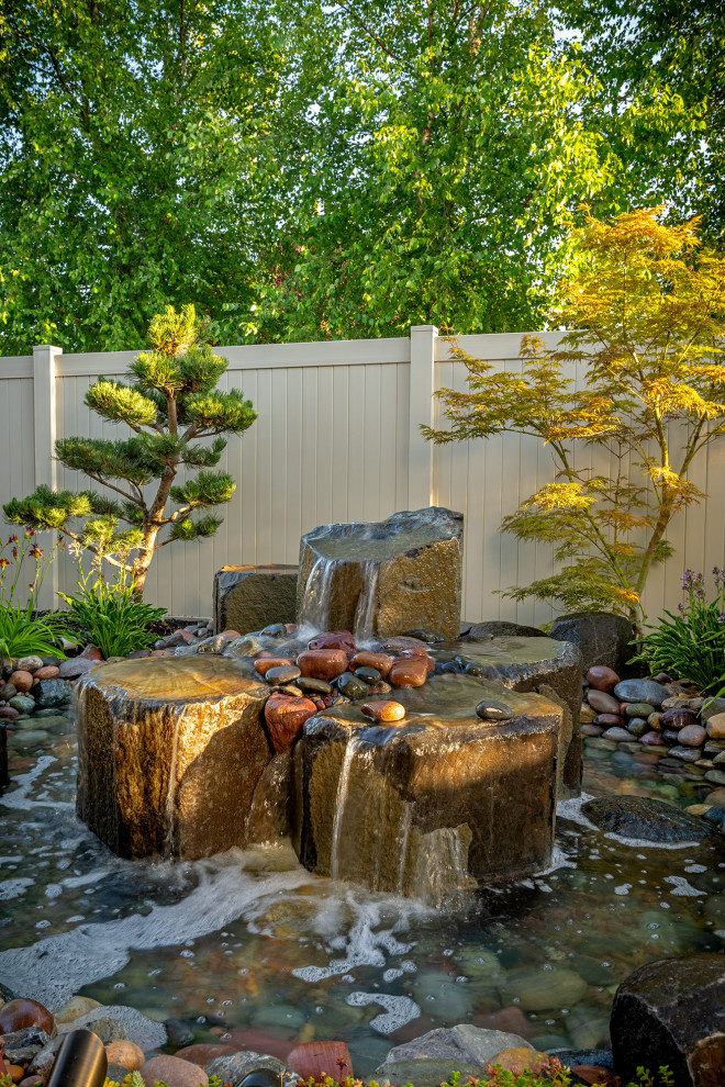 Geometrischer, Kleiner Asiatischer Garten hinter dem Haus mit Wasserspiel, Natursteinplatten und Holzzaun in Seattle