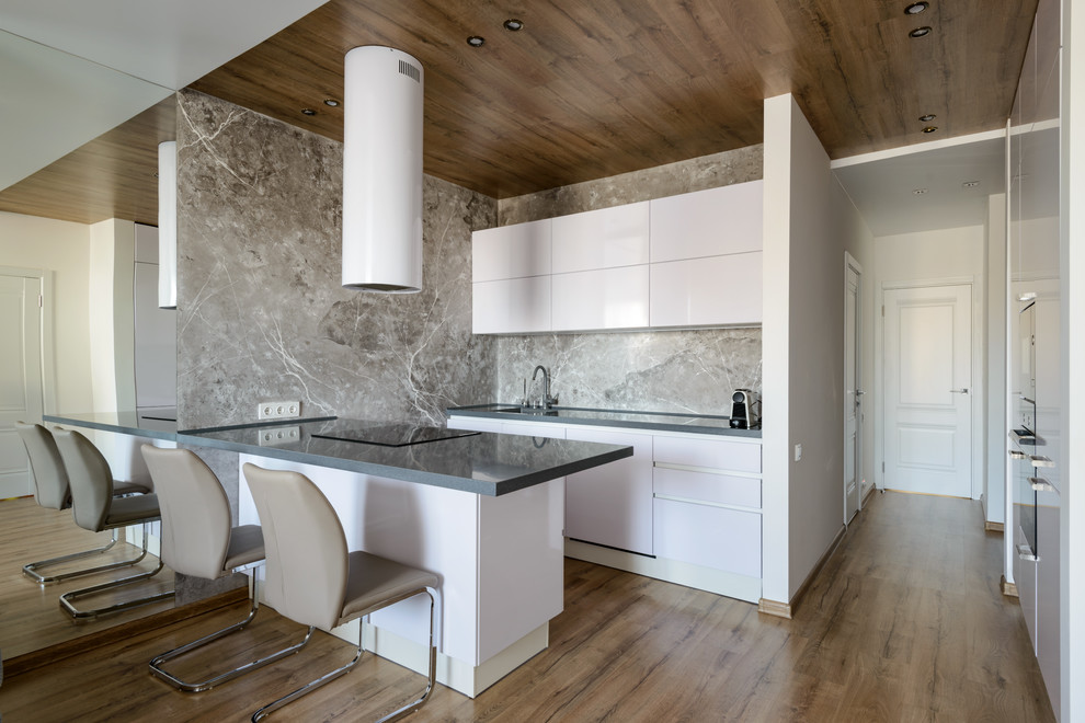 Камень и дерево в центре Сибири