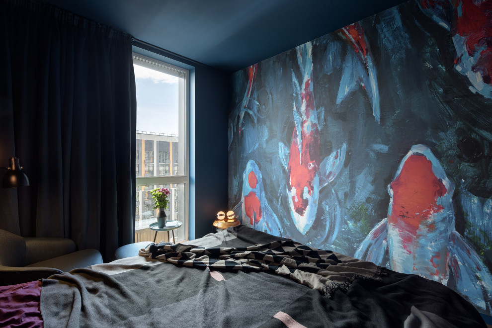 PL • спальня с темно-синими стенами и карпами