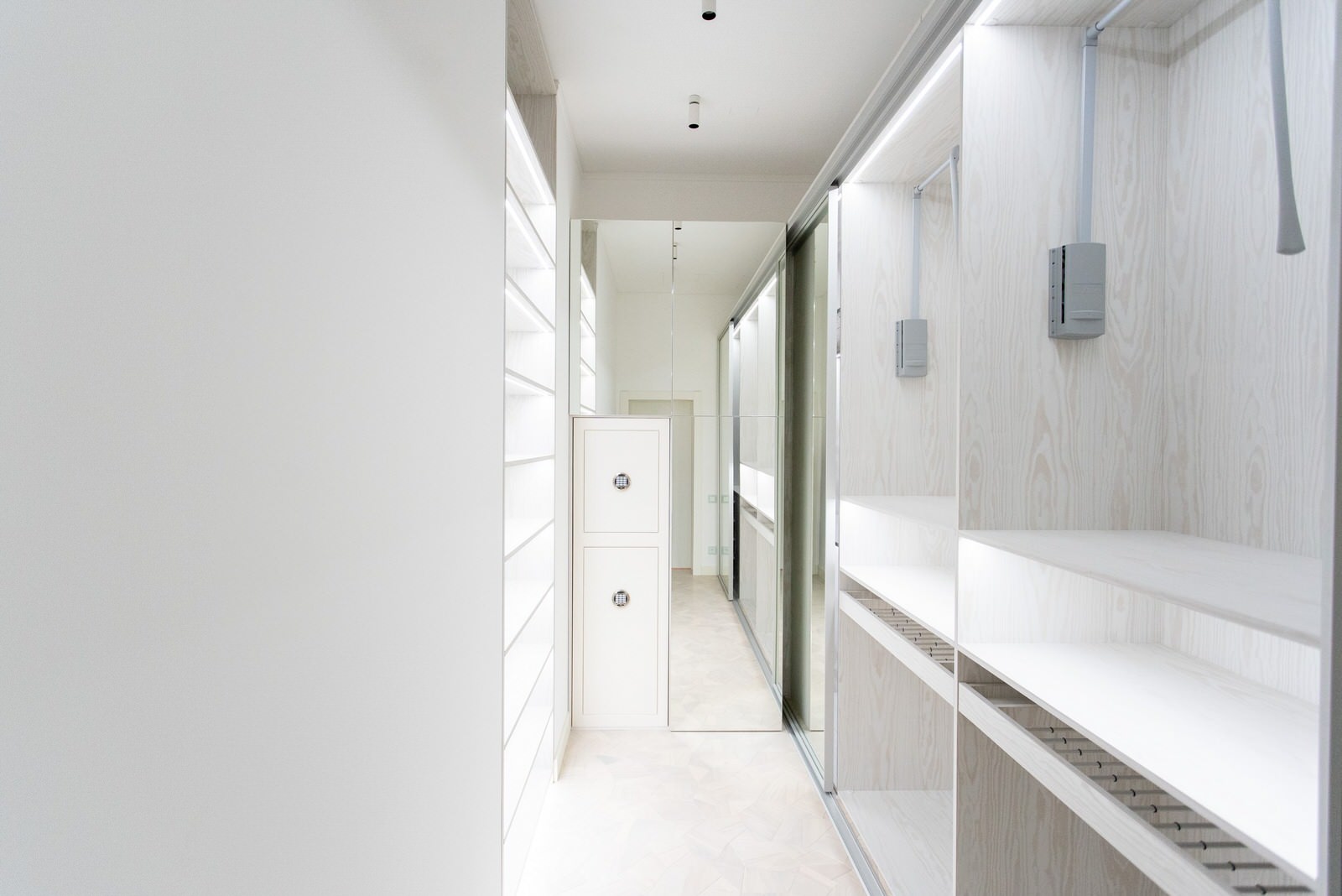 Гардеробная raumplus с LED-подсветкой, брючницами и пантографами