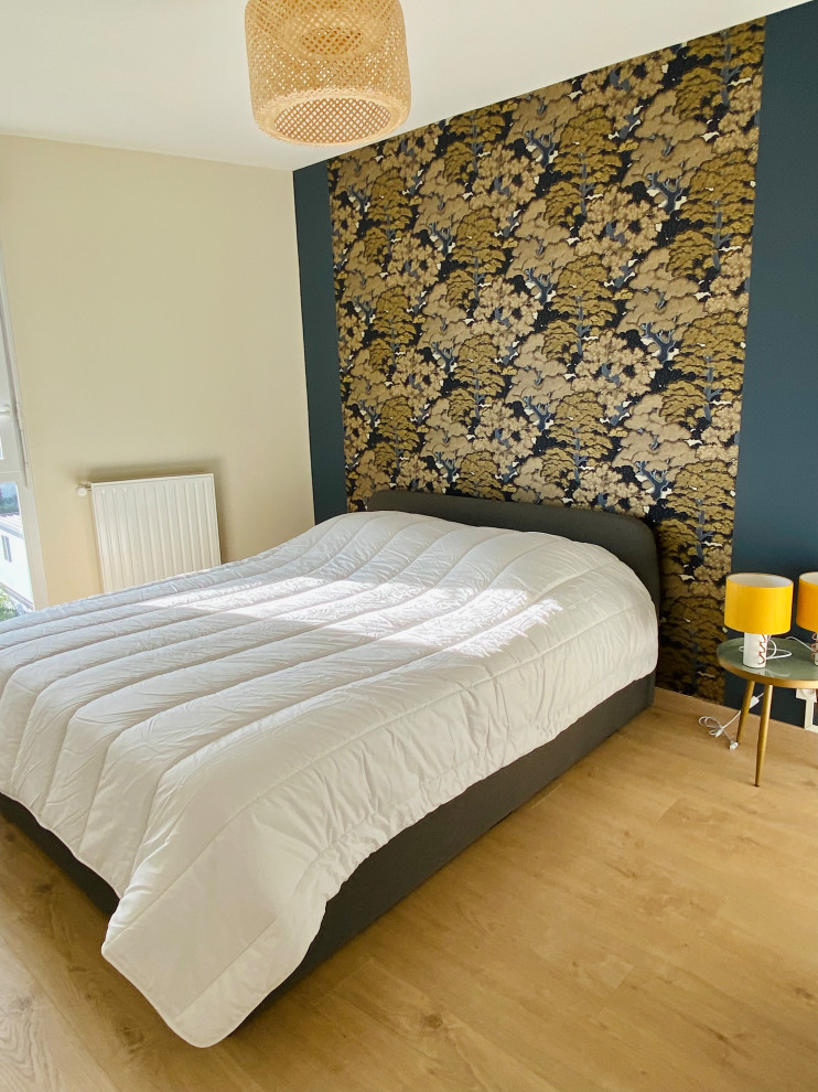 レンヌにある中くらいなアジアンスタイルのおしゃれな主寝室 (マルチカラーの壁、淡色無垢フローリング、ベージュの床、壁紙) のレイアウト